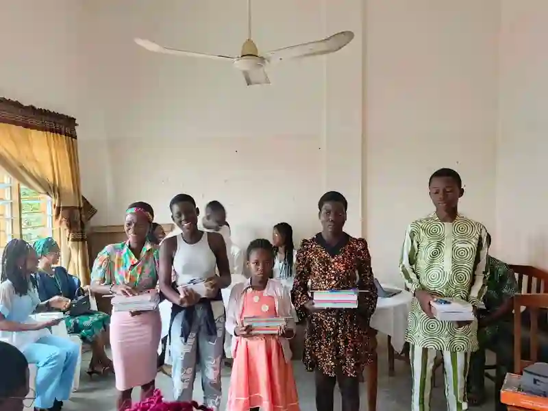 Remise de kit aux orphelins et aux gagnants du jeu concours